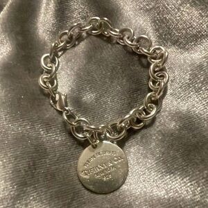 Tiffany & Co. Return to Tiffany sterling silver round tag bracelet